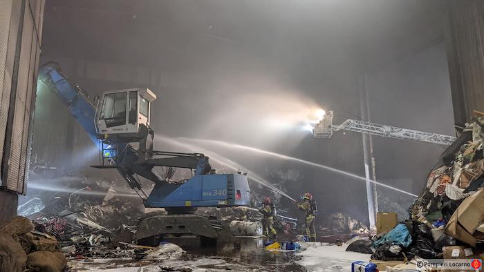 Incendio in un deposito di rottami 