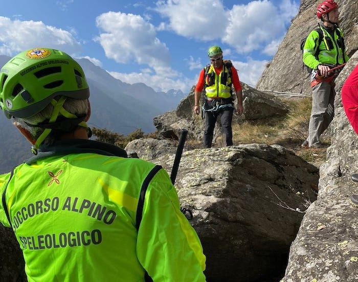 Si cala nel vuoto per recuperare il cane, ma rimane bloccato. Soccorsi in azione
