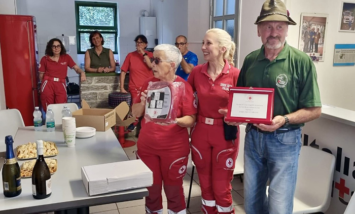 Gli alpini di Villa Lesa hanno donato alla Comunità due defibrillatori
