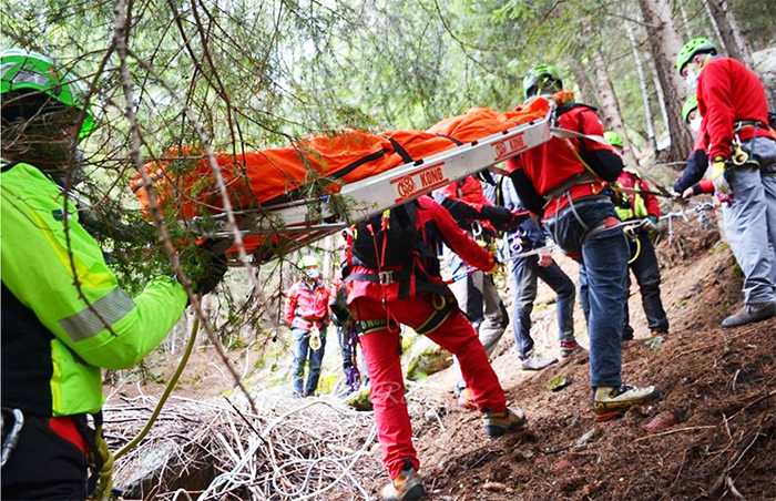 Infortunato alle pendici dell’Alpe Fluh calato con barella spallabile Kong. A Pecetto l'esercitazione del soccorso alpino. Foto