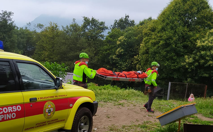 Cade male in mountain bike e l'elisoccorso è impegnato. Lo recupera il Soccorso alpino
