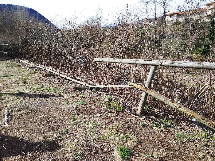 Staccionata abbattuta ad Intra