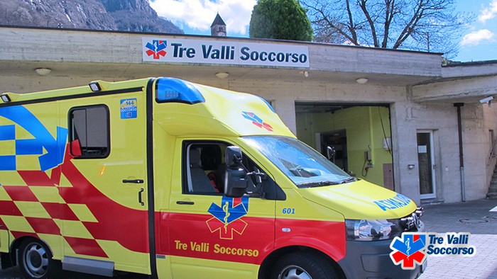 Sedicenne si ribalta col trattore: grave