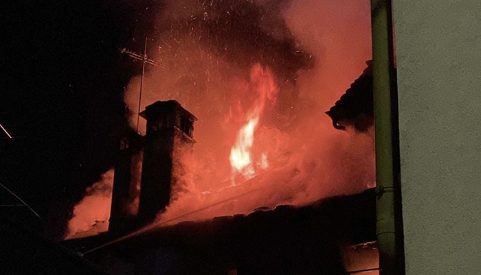 Grosso incendio nel centro storico di Craveggia, casa in fiamme