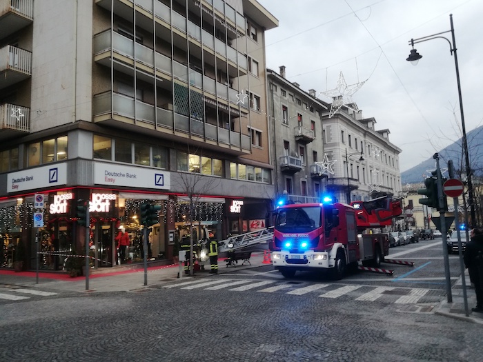 Tetto pericolante in corso Ferraris, interviene l'autoscala da Verbania