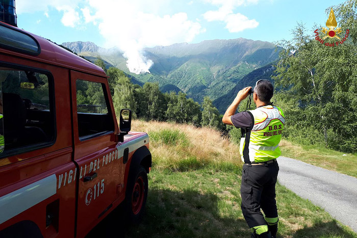 Mergozzo: in fiamme il bosco lungo la linea ferroviaria