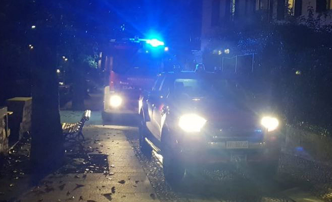 Incendio al tetto di una casa, l'intervento dei Vigili del fuoco salva l'abitazione