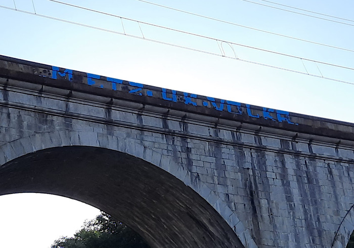 Pettenasco: scritte a vernice sul ponte ferroviario simbolo del paese. Si cerca il colpevole