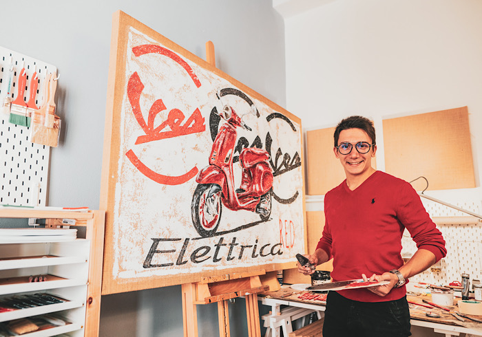 Da Orta San Giulio al Museo Piaggio: Stefano Berardino interpreta la Vespa
