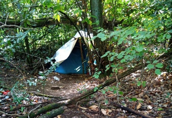 La polizia scova due pusher accampati nel bosco