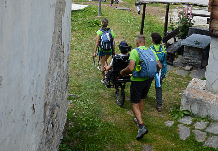 Giardino Alpinia - Cai: una convenzione per i conduttori di Joelettes