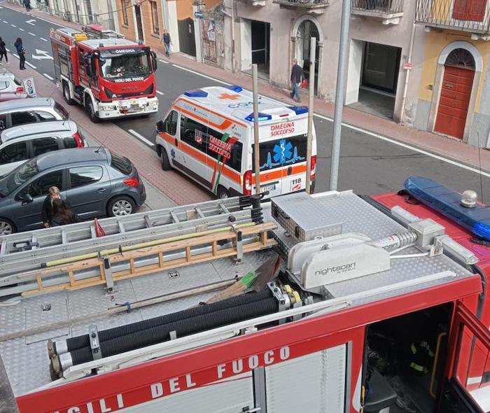 Omegna: pesanti i danni del rogo alla palazzina in via Mazzini, anziano lievemente intossicato