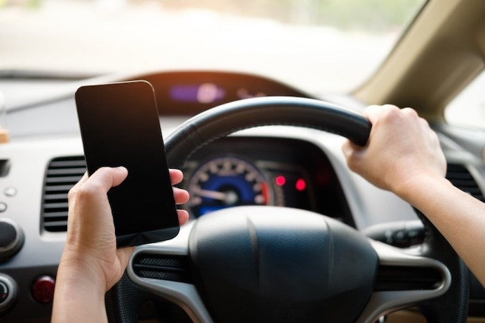 Cellulare alla guida, stretta in Vallese: 116 multe e una denuncia in pochi giorni