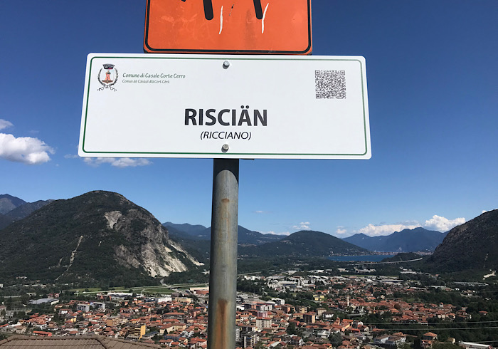 A Casale cartelli interattivi con le indicazioni delle frazioni in dialetto