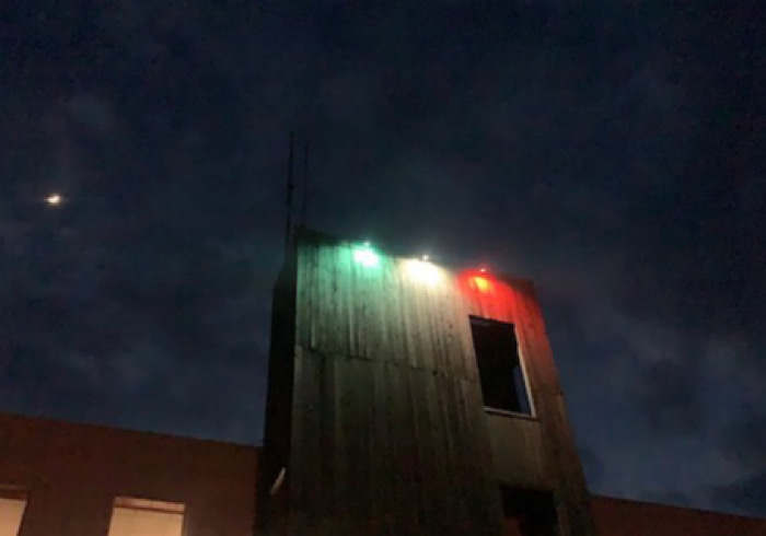 Omegna: i Vvff omaggiano il Tricolore con tre fasci di luce sul castello di manovra