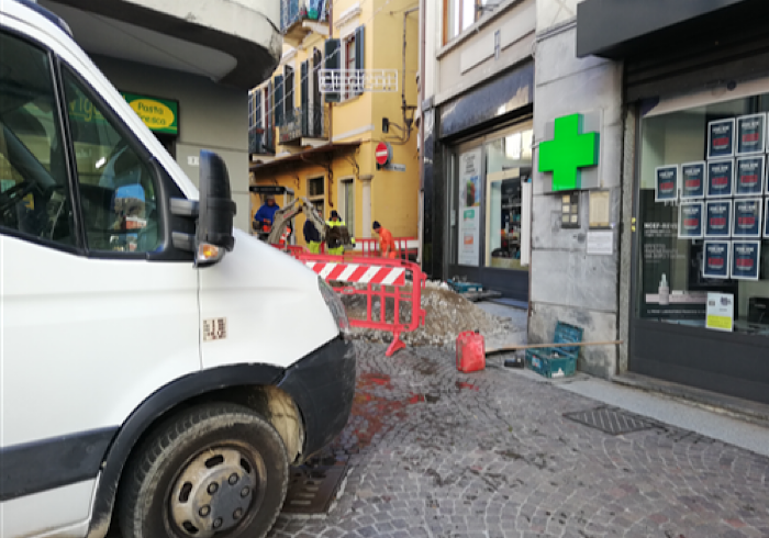 Omegna, via Alberganti chiusa al traffico ma non ai pedoni. L’invito dei commercianti 