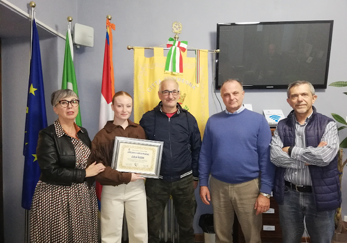 Gira i tatami di tutto il mondo: il Comune le consegna un attestato di merito sportivo 