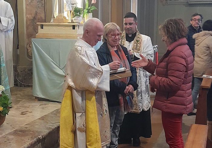 Il saluto di Omegna a Don Ezio Manini. Sarà trasferito a Gravellona Toce