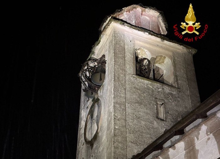 Fulmine sul campanile di Boleto: stabilità compromessa, verifiche in corso 