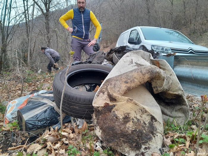 Discarica abusiva: Alessandro Marchini e un gruppo di cittadini ripuliscono - Foto