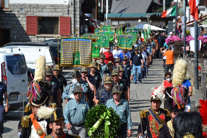 I vertici degli Alpini per il Premio di Fedeltà alla Montagna a Silvio Pella a Macugnaga. Fotogallery