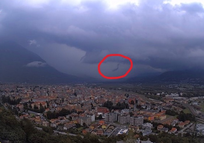 Incredibile a Domodossola: un tornado mancato si forma sotto una cellula temporalesca. Guarda il time laps
