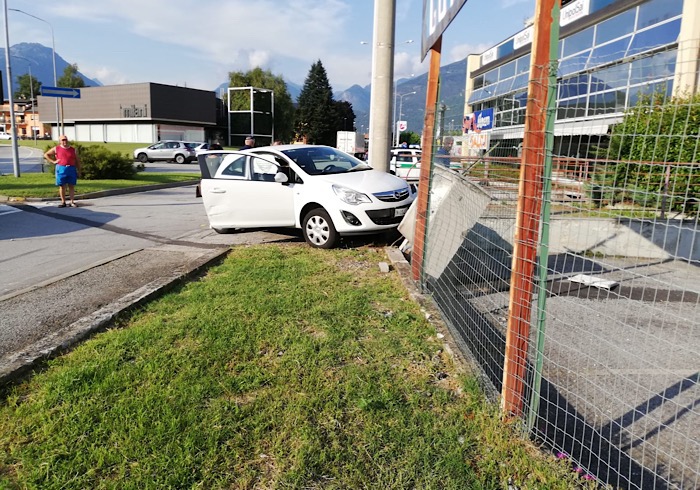 Incidente tra due auto alle porte di Domo. Utilitaria scagliata contro una recinzione ed una centralina Enel