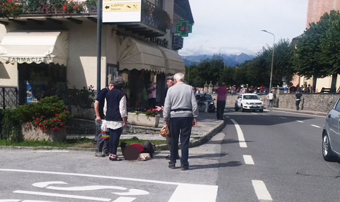 Turista inciampa, cade e sbatte la fronte. Portata in ambulanza in ospedale