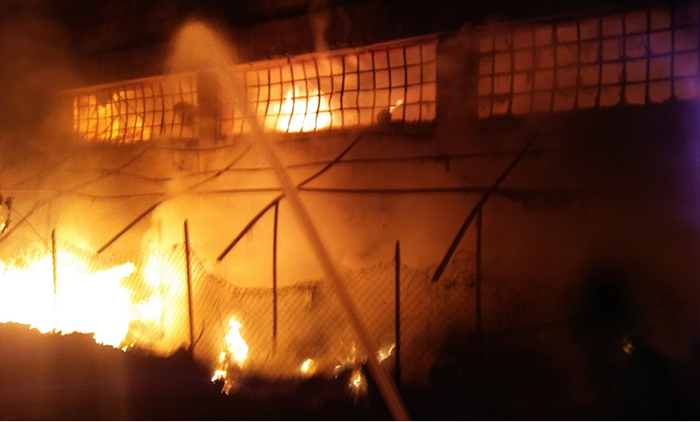 Fiamme nella notte aronese: brucia il negozio di ricambi vicino alla stazione