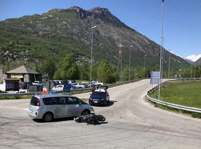 Scontro tra auto e moto all'uscita della superstrada a Crevoladossola