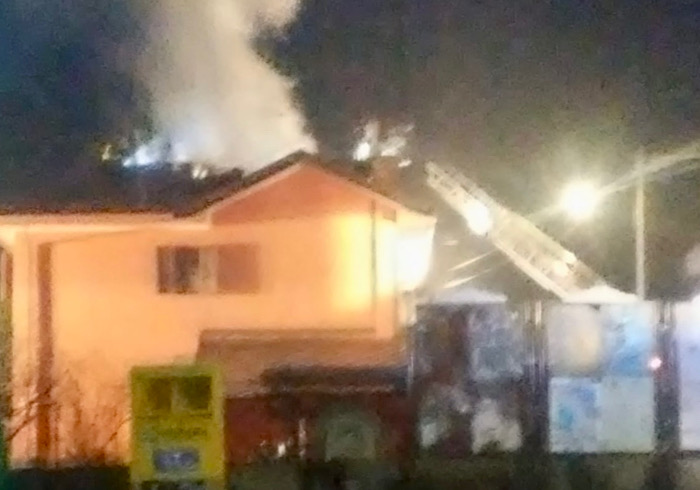Fiamme nella notte al tetto di una casa. Intervento dei vvf