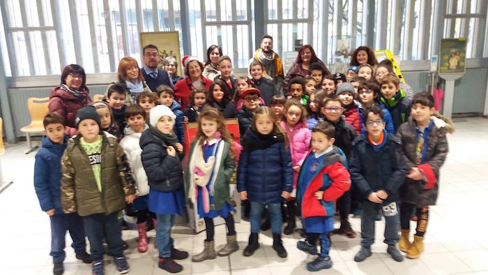 I bambini delle elementari domesi all'ufficio postale per scrivere a Babbo Natale