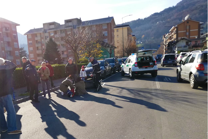 Incidente tra auto e moto: centauro in terra dallo schianto