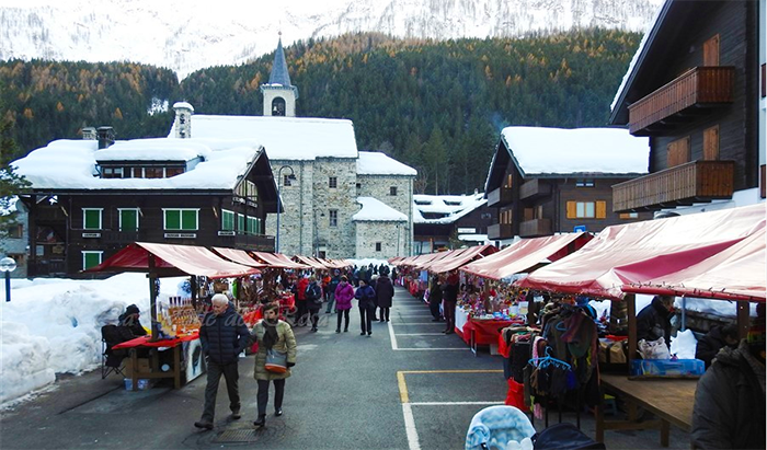 Mercatini di Natale: le bancarelle coi tetti rossi ai piedi del Monte Rosa. Fotogallery