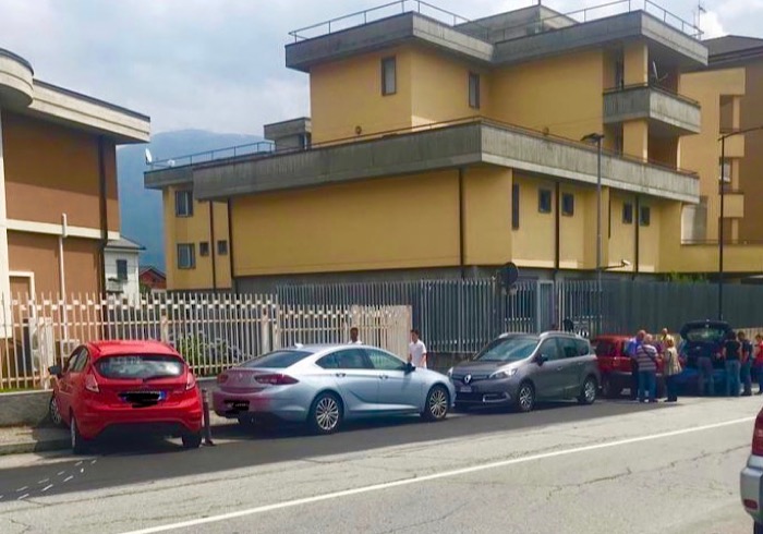 Pedone investito dopo lo scontro tra due auto. Portato al Dea