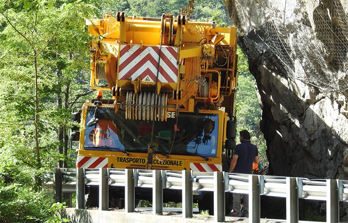 Spettacolare trasferimento della Autogru dopo i lavori al viadotto Gozzi. Foto e video