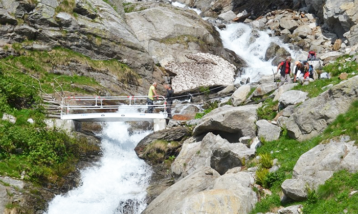 Posizionato il ponte sul rio Roffelstaffel nell'oasi faunistica vicina al ghiacciaio Belvedere. Fotogallery