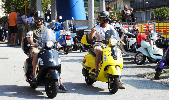 Serpentone di 250 scooter al Raduno Amici Vespa di Premosello Chiovenda 201. Foto e video 