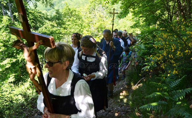 Le Rogazioni di Drocala: in Anzasca due ore di cammino sui sentieri montani tra canti e preghiere. Fotogallery
