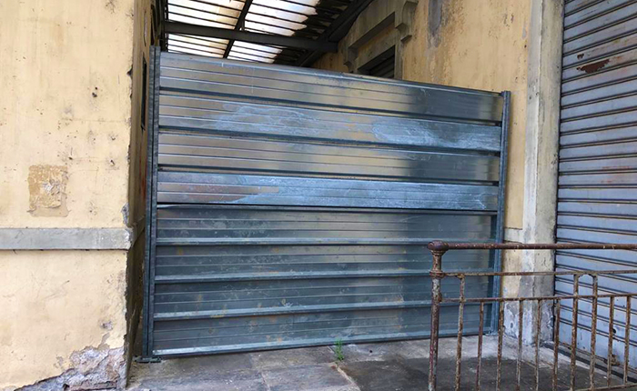 Inutile la cancellata in ferro per bloccare chi dorme abusivamente in stazione