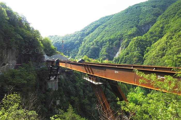 Anzasca: sul viadotto di Gozzi posizionato l'ultimo tassello da 170 quintali. Fotogallery