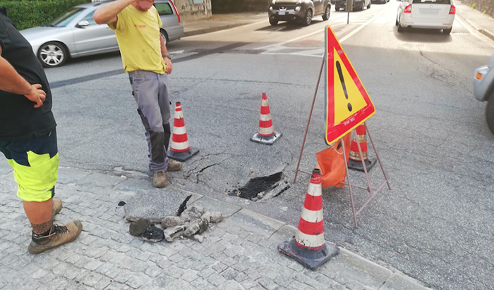Profonda buca alla rotonda dell’Avis, operai subito al lavoro