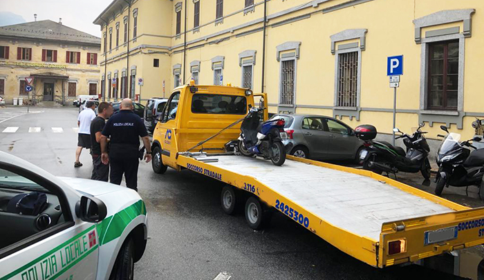 Controlli agli scooter posteggiati in stazione per assicurazioni e immatricolazioni. Uno sequestrato