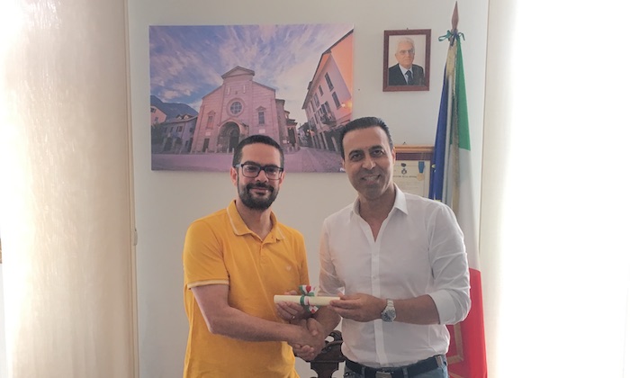 Luigi Tripoldi rielebora lo stemma della città di Domo: il grazie del sindaco 
