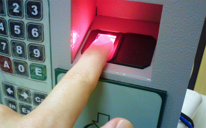 Da domenica impronte digitali obbligatorie sul lavoro per i dipendenti pubblici (tranne i prof...). Ce lo spiega Carlo Crapanzano