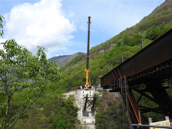 Valle Anzasca: la spettacolare posa della prima trave del viadotto di Meggiana - Fotogallery 