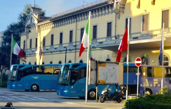 Bus turistici bloccano le uscite di sicurezza della stazione, un problema da risolvere