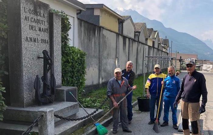 Domo: i marinai ossolani ripuliscono i monumenti ai Caduti