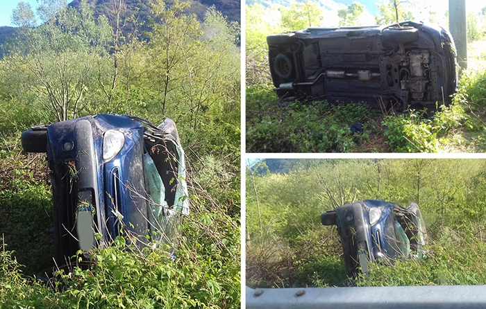 Auto cappottata lasciata in un prato 