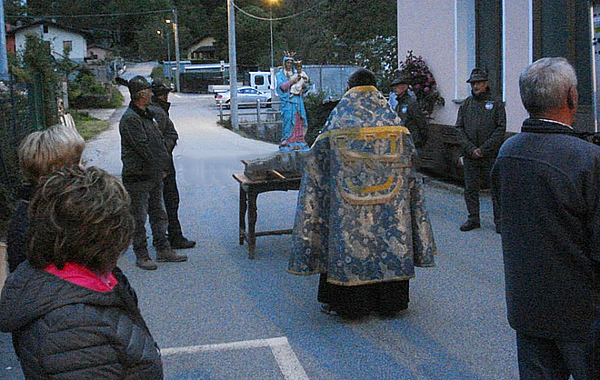 A Bannio la processione Mariana con apertura delle Urne dei Santitt e Bacio della Reliquia